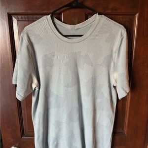 lululemon athletica Men's Gray Patterned Short Sleeve Tee